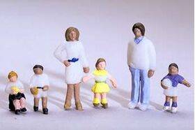 FIGURES-PAINTED 1:100 FAMILY 9PC